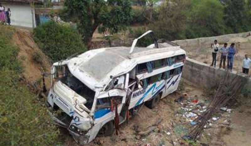 Autobus precipita per 300 metri in una scarpata: 30 morti in India