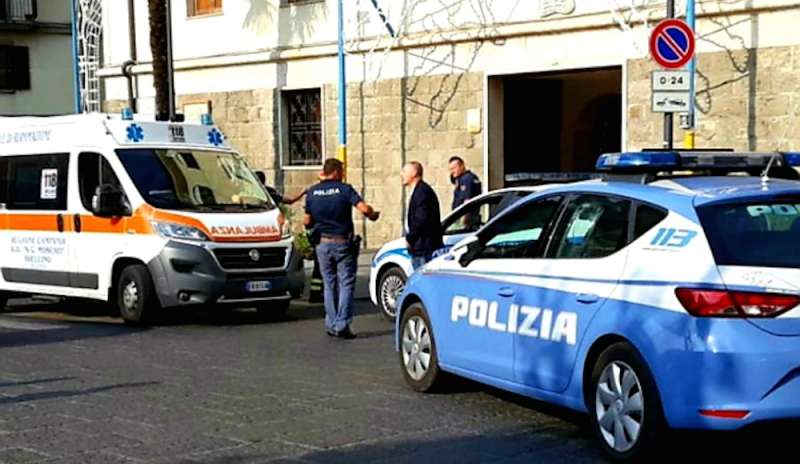 Avellino, bomba al vescovato: 3 feriti