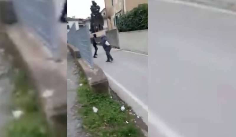 Baby gang agredisce un anziano e posta il video online