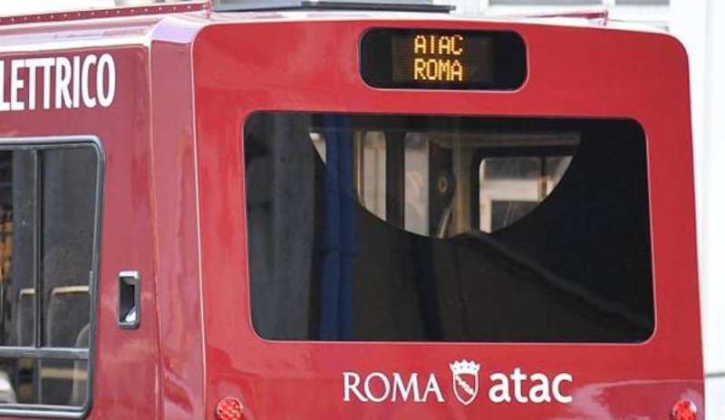 Baby gang aggredisce autista dell'Atac