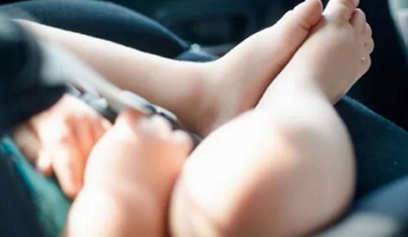 Bambini dimenticati in auto: la app che avvisa i genitori