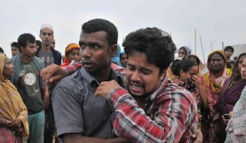 Bangladesh, templi e fedeli indù attaccati per una foto “che insulta l’islam”