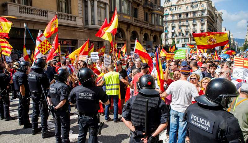 Barcellona, cortei pro e contro l'indipendenza