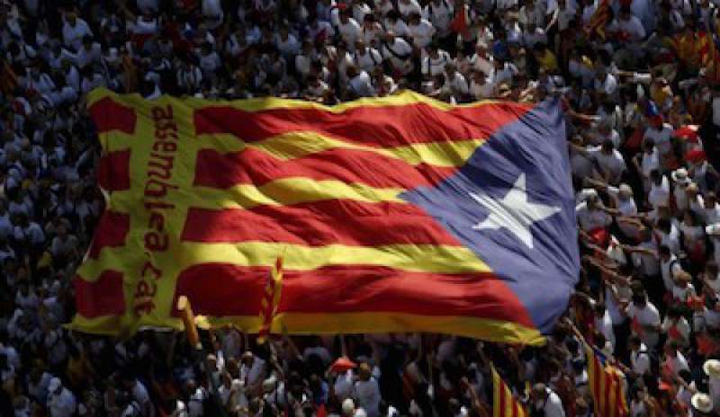 Barcellona, in migliaia marciano per l’indipendenza della Catalogna