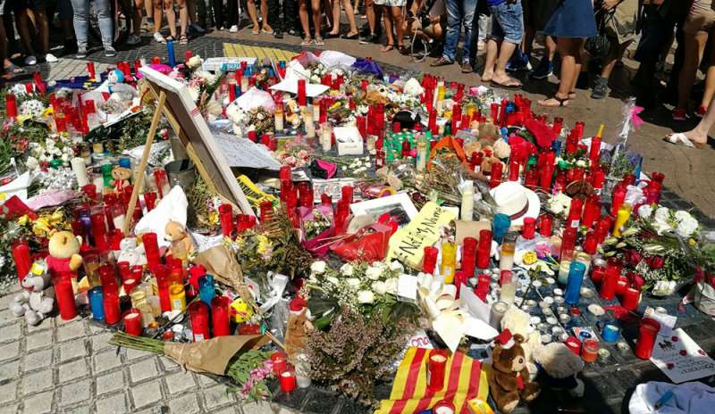Barcellona ricorda le vittime della Rambla