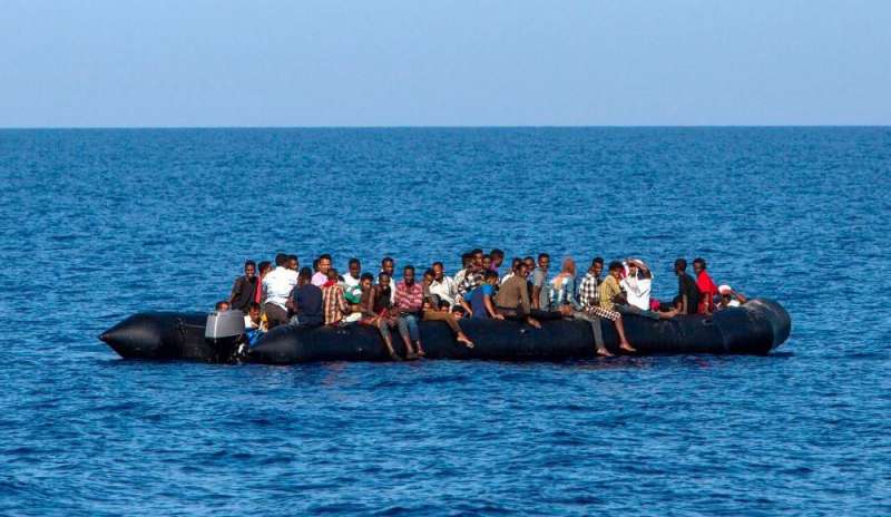 Barcone di migranti raggiunge le coste: arrestati