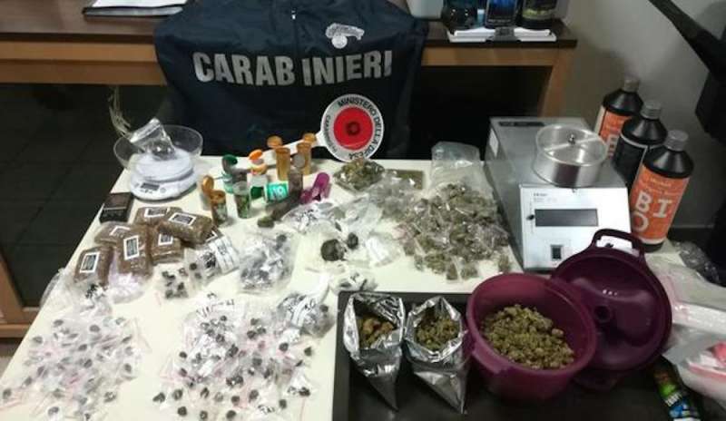 Base di spaccio in due box: sequestrati 11 kg di droga