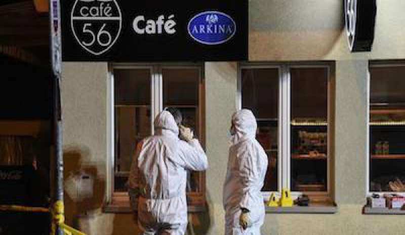 Basilea, entrano in un bar e aprono il fuoco: 2 morti. La polizia: “Non è terrorismo”