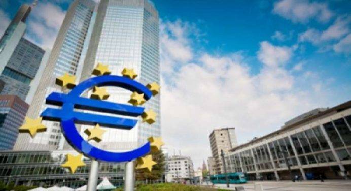 La Bce taglia al ribasso le stime su Pil e inflazione dell’Eurozona