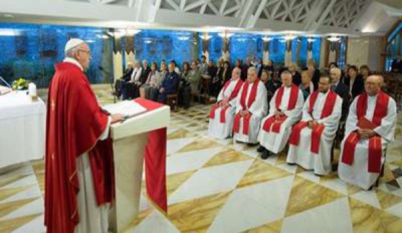 Bergoglio a Santa Marta: “Bisogna abbandonare la doppia vita. Non rimandate la conversione”
