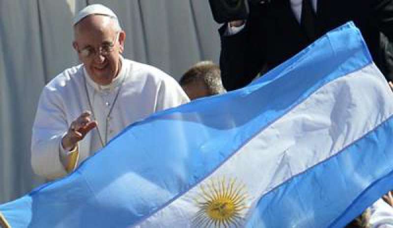 BERGOGLIO AGLI ARGENTINI: “DIFENDETE LA PATRIA DA OGNI TIPO DI COLONIZZAZIONE”