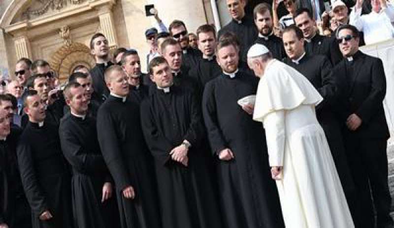 Bergoglio: “Oggi i cristiani hanno bisogno di preti che li guidino nel riconoscere la voce di Dio”