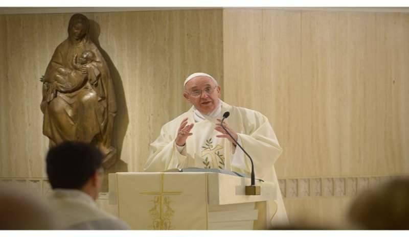 Bergoglio: “No alle chiese affariste, la redenzione è gratuita”
