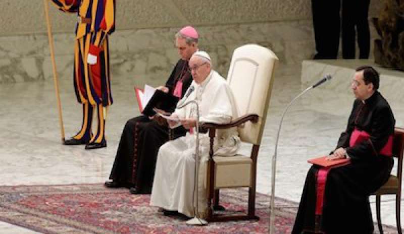 Ultima udienza generale sulla Misericordia, Bergoglio: “Pregate per i vivi e per i morti”