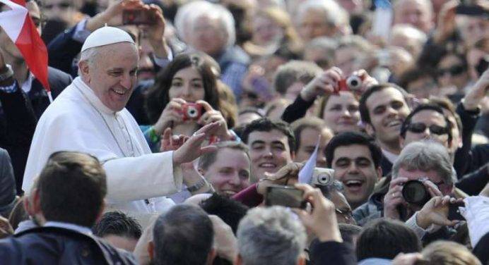 Bergoglio: “Essere vescovi è un servizio, non un’onorificenza”