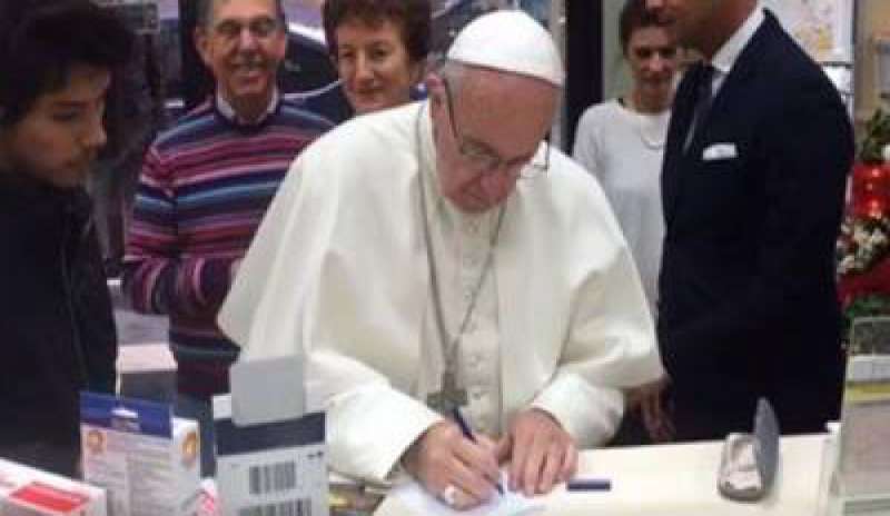 Bergoglio fa shopping fuori dal Vaticano