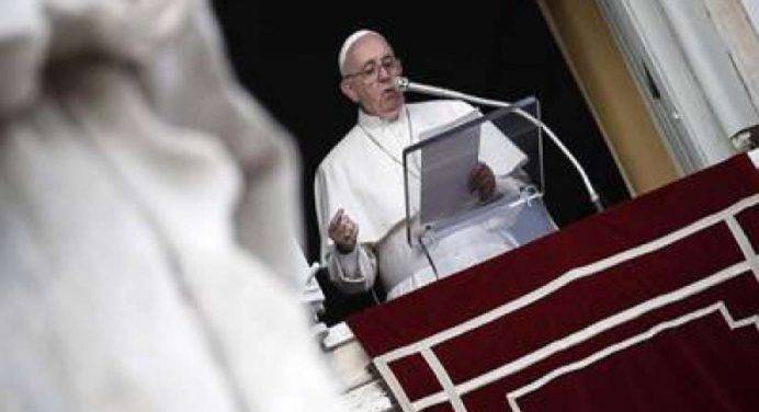 Bergoglio: “Guai alla Chiesa che annuncia se stessa e non Cristo, perde la bussola”
