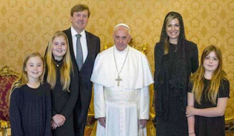Bergoglio ha ricevuto in udienza i Reali d’Olanda: con la regina ha parlato in spagnolo