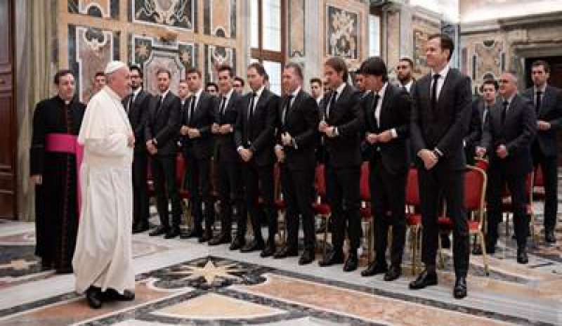 Bergoglio riceve la nazionale di calcio tedesca: “Lo sport richiede disciplina e sacrificio, ma anche rispetto per il prossimo”
