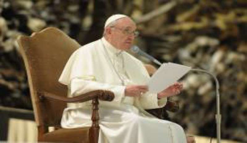 Bergoglio: “Una società senza madri sarebbe disumana”