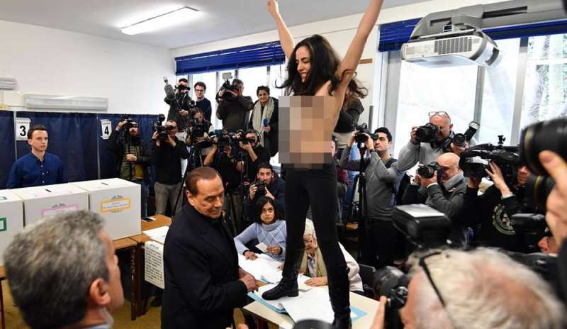 Berlusconi contestato al seggio da attivista Femen