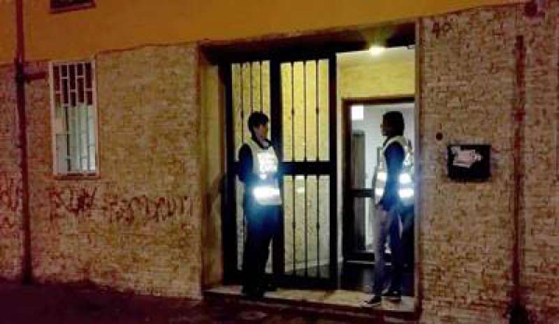 Blitz dei vigili in Via Avicenna: 60 migranti stipati in sei appartamenti