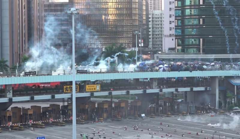 Blitz nel campus: scene di guerra a Hong Kong