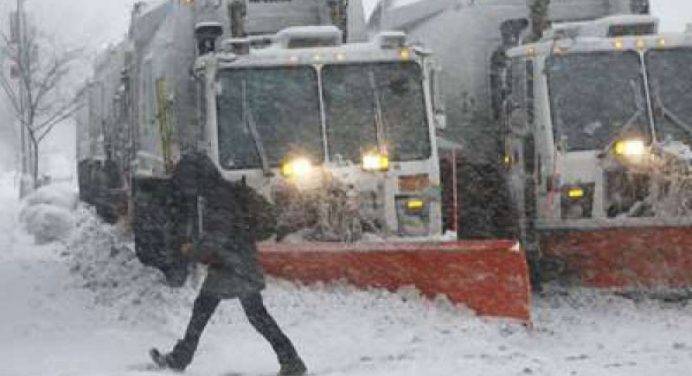 Blizzard su New York, Boston e Filadelfia: 40 mila persone colpite dalla tempesta, 2.800 i voli cancellati