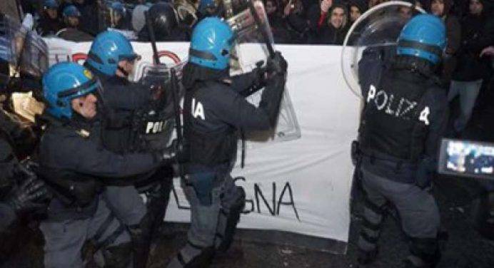 Bologna, ancora scontri tra polizia e studenti: fermati 3 manifestanti