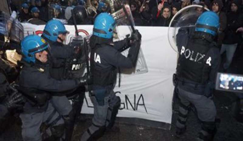 Bologna, ancora scontri tra polizia e studenti: fermati 3 manifestanti