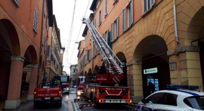 Bologna, incendio in centro storico: un morto
