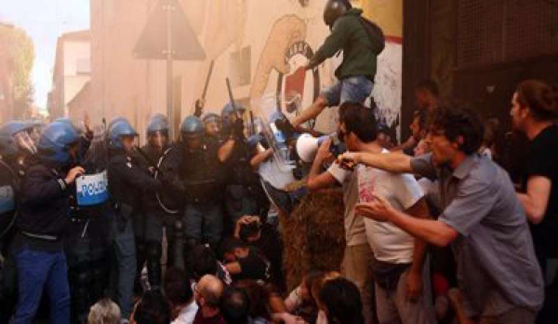 Bologna, sgomberato il centro sociale “Làbas”: tensioni fra attivisti e polizia in Via Orfeo