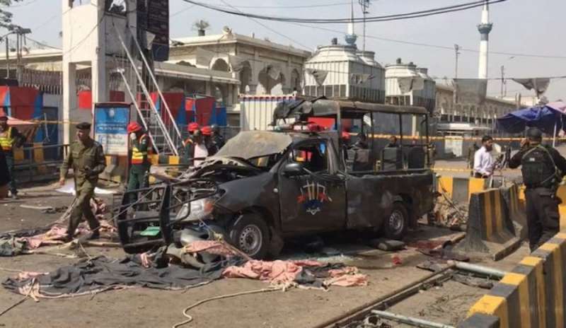 Bomba contro polizia al santuario sufi: 10 morti