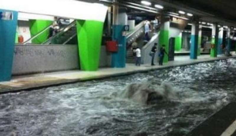 Bomba d'acqua su Napoli: metro allagata