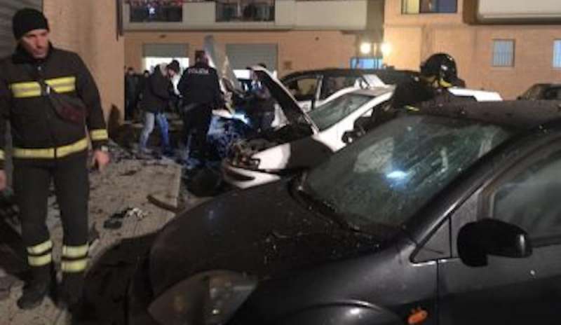 Bomba sotto un suv: 6 auto distrutte. E' il terzo attentato in pochi giorni