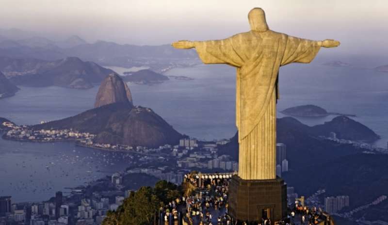 Brasile: crescono gli evangelici, cattolici al 50%