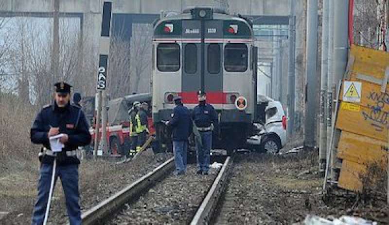 Brescia, auto impatta contro il treno sul passaggio a livello: 1 morto