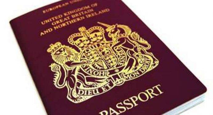 Brexit, l’inchiesta del Guardian: corsa dei cittadini Ue per ottenere passaporto Gb