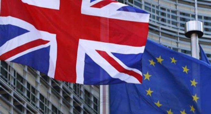 Brexit, “sì” unanime dei 27 sulle linee guida per i negoziati. Tusk: “Mandato solido ed equo”