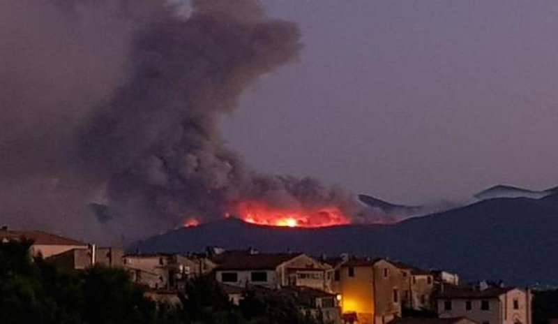 Brucia il monte Serra: 500 sfollati