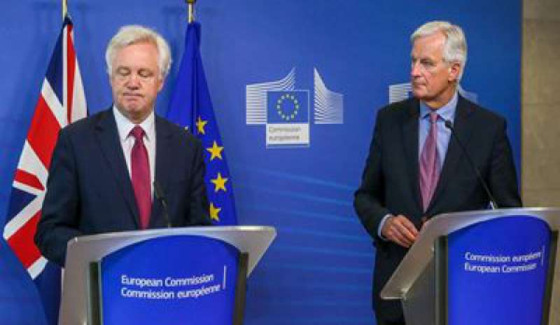Bruxelles, al via i negoziati per la Brexit. Davis: “Vogliamo una partnership profonda e speciale con l’Ue”