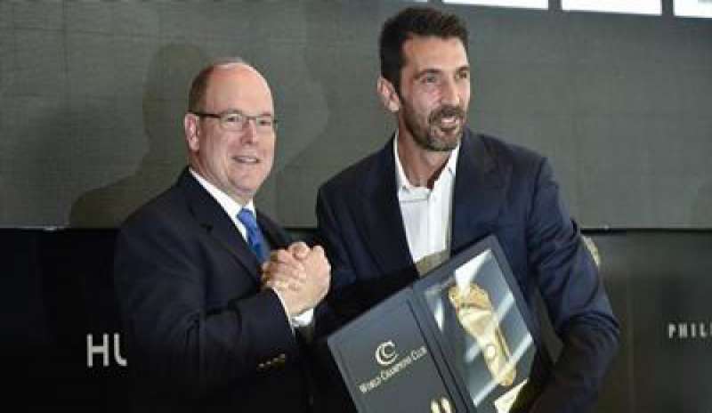 Buffon è il vincitore del Golden Foot 2016, premiato a Montecarlo