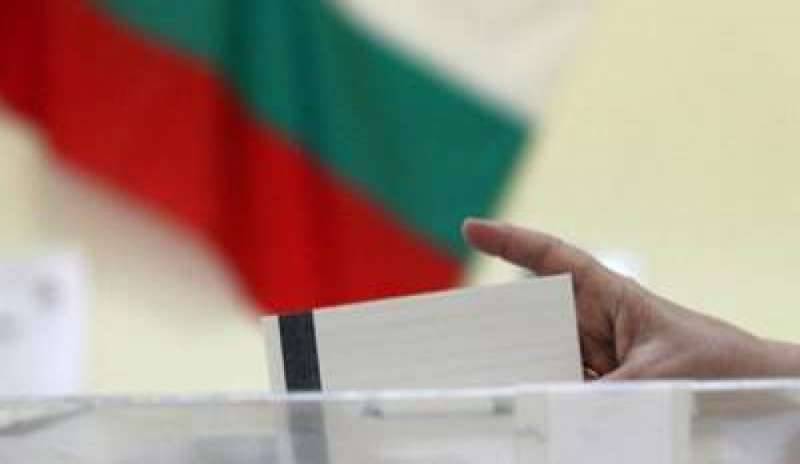 Bulgaria al voto anticipato, testa a testa tra conservatori e socialisti