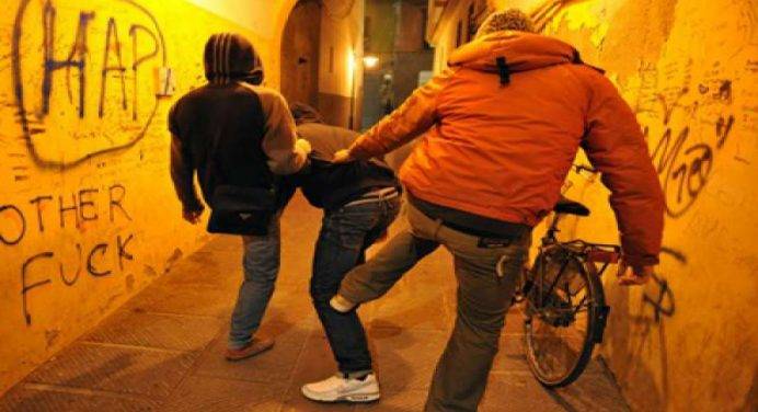 Firenze, arrestati tre minori con le accuse di rapina aggravata e lesioni personali
