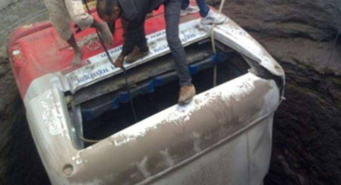 Bus cade in un pozzo: 26 morti tra cui una bimba