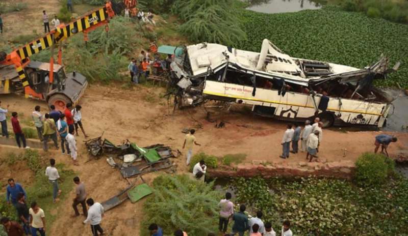 Bus contro camion nell'Uttar Pradesh: 14 vittime