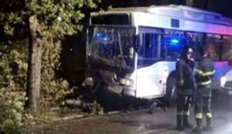 Bus notturno si schianta in Via San Paolo del Brasile: due passeggeri feriti