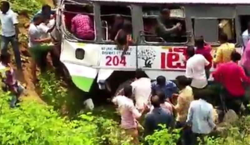 Bus precipita in una gola: 52 morti