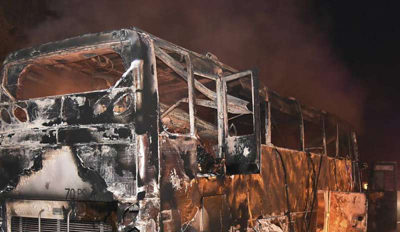 Bus sovraffollato si schianta: 17 morti