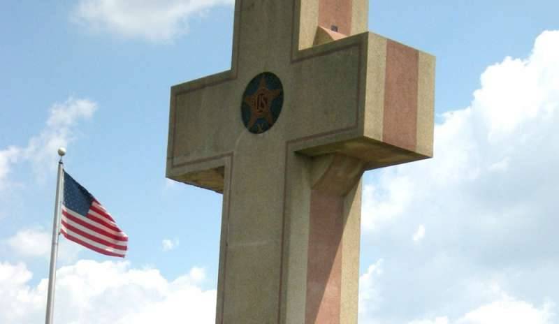 C'è chi vuole demolire la croce in memoria dei caduti